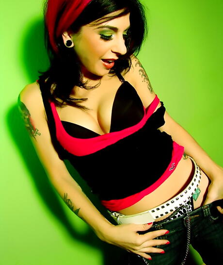 Sexy american milf Joanna Angel shows big knockers and nice pussy 